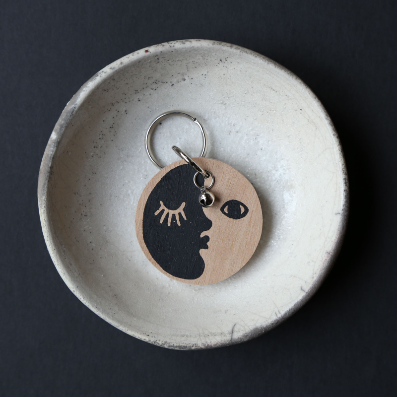 Bonito llavero de madera serigrafiado a mano. Lleva un cascabel para encontrarlo rápido y que no se pierda.